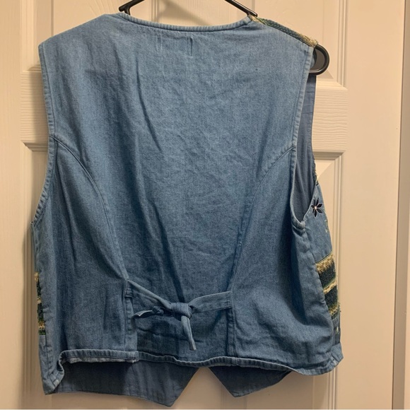 Women’s Denim Vest. Very vintage with nice embroidery on the front. - Picture 3 of 3